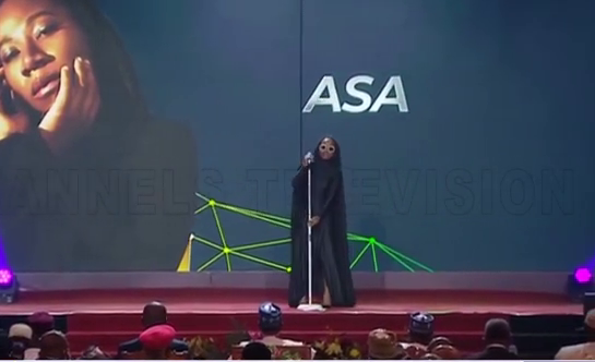 Reactions as Asa performs 'fire on the mountain' in Buhari's presence