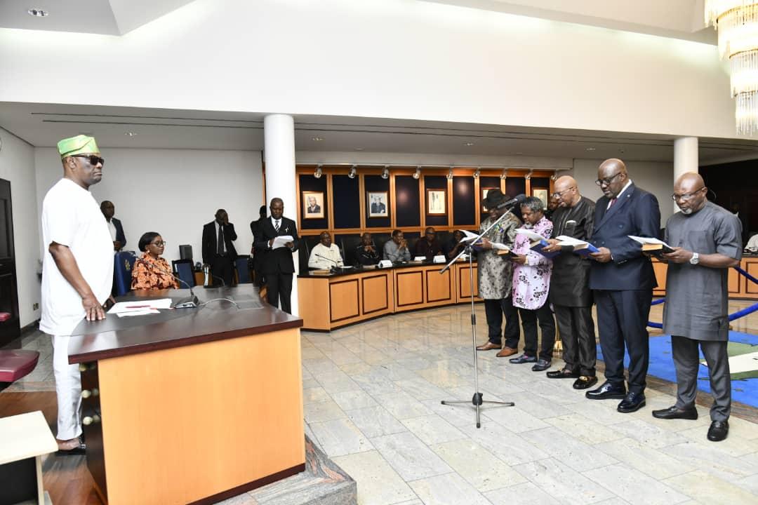 Governor of Rivers State, Nyesom Ezenwo Wike (left) during the swearing in of Hon. Deinma Iyalla, Commissioner for Special Projects (2nd left); Prof. Prince Chinedu Mmom, Commissioner of Education, (3rd left); Hon. Boma Iyaye, Commissioner for Local Government Affairs (4th left); Hon. Christopher Green, Commissioner for Sports, (2nd right) and Burabe Anea-Bari Donald (1st right) Commissioner for Chieftaincy and Community Affairs at the Government House, Port Harcourt on Saturday.