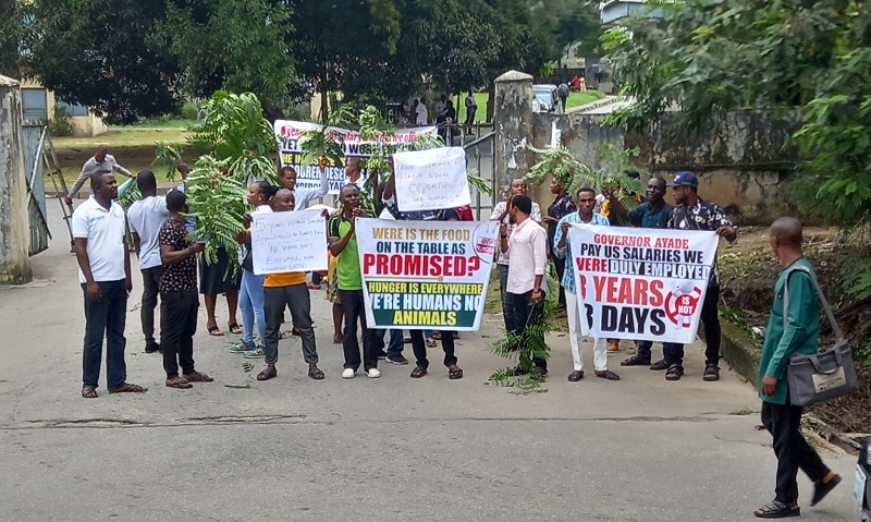 Workers protest alleged nonpayment of 5 years salaries in Cross River.