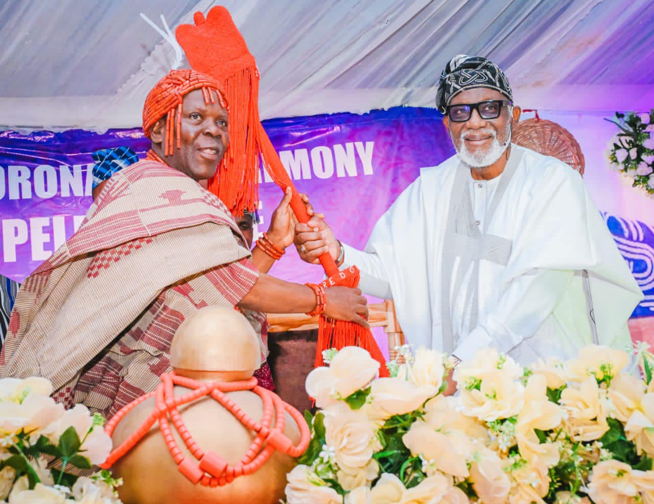 Akeredolu presents Staff of Office to Oba Aganun Victor Olusegun