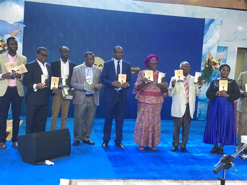 Kumuyi and others at the unveiling of the two books