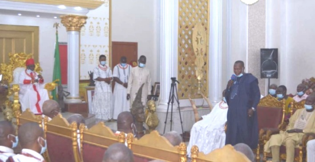Benin Monarch, His Royal Majesty, Oba Ewuare II and warring factional leaders of the Oodua Peoples Congress (OPC) in his palace
