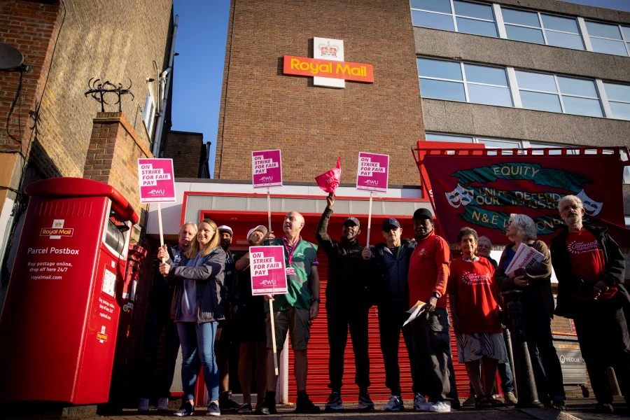 Thousands of British postal workers walk out over pay