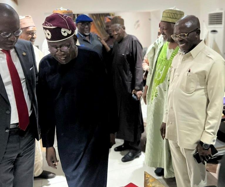 The APC presidential candidate with Oshiomhole and others