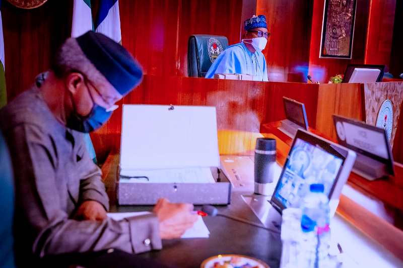 The president with Osinbajo at the FEC meeting