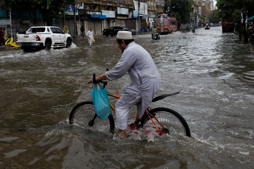 Flash floods kill 550 in Pakistan in heaviest rains in decades