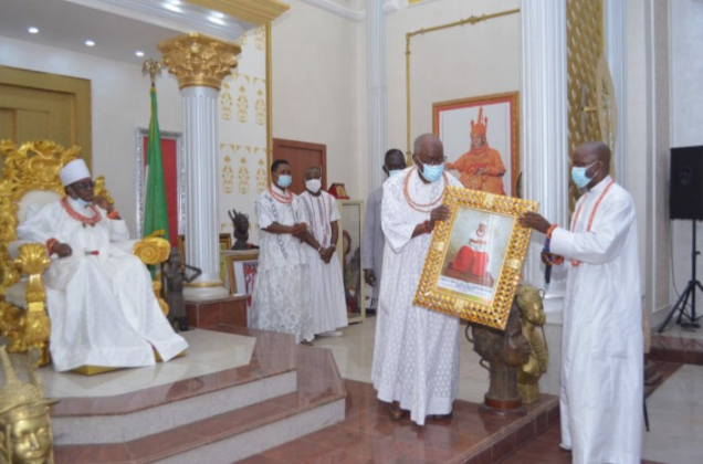 Benin Monarch, HRM, Oba Ewuare II, and members of the Benin Community in Abuja, led by its President, Lucky Odigie who, paid him a courtesy visit in his Oba palace on Thursday