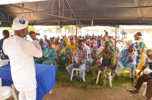 Otunba Rotimi Paseda addressing his loyalists in Ogun APC