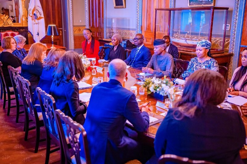 Caption The Nigerian team and their counterpart from US at a meeting in White House. Description