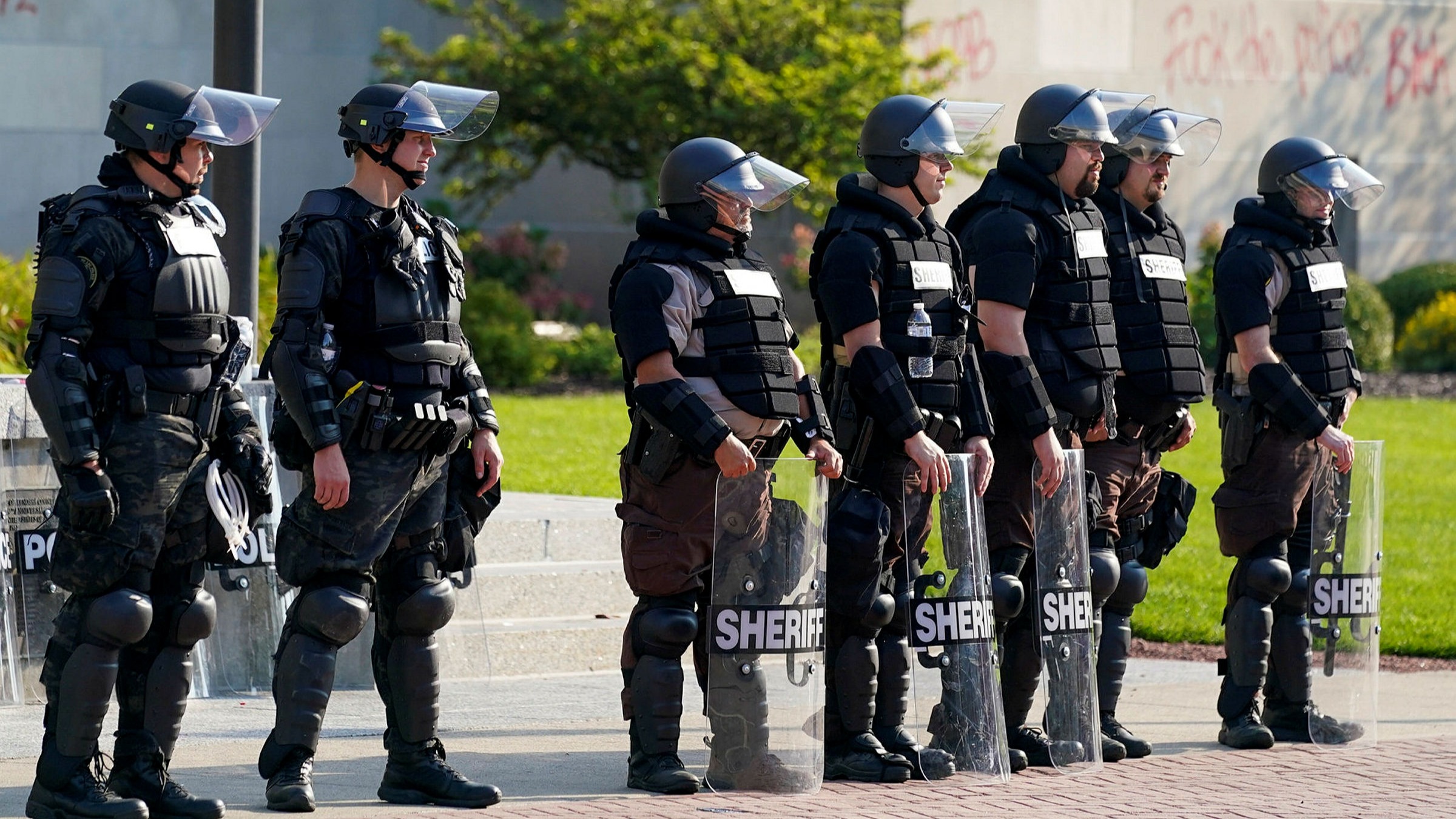 U.S. police agencies, without search warrants, have been using an obscure cellphone tracking tool to follow people’s movements, a U.S. media outlet has reported.