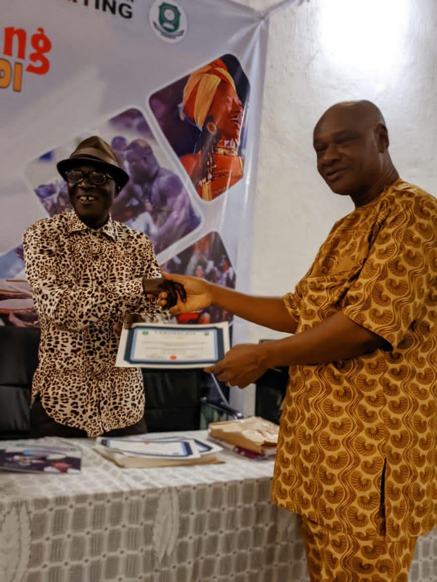 Adi Wali,(left) Chairman of Rivers ANA presenting Certificate of participation to Mr Frank Opigo, former Commissioner of Works, Bayelsa State.