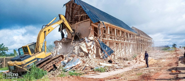 A building being demmlished wwwwwwwwwwwwwwby Edo State Government’s repossession of landed properties measuring about 1229 hectares along Irhirhi-Obazagbon-Ogheghe Road area of Benin City, the State capital.