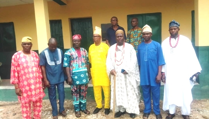 Oba Babatunde Jemilehin, Aladesodedero I, (3rd right) with some alumni of St. Thomas' Catholic Primary School, Odo Oro-Ekiti