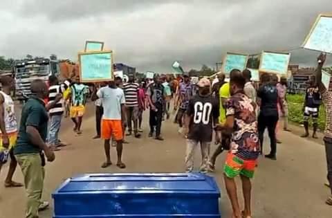 Travellers were trapped for several hours on Mbiama-Ahoada axis of East-West on Tuesday as youths from Ekpeye Kingdom in Ahoada West Local Government Area of Rivers State who are protesting against Agip Oil company blocked road with a coffin.