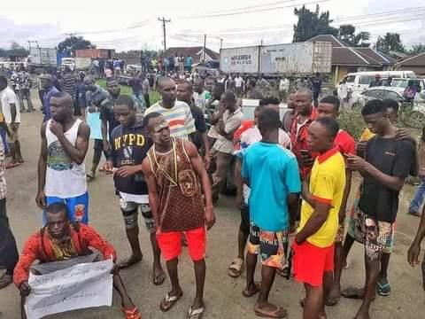 Travellers were trapped for several hours on Mbiama-Ahoada axis of East-West on Tuesday as youths from Ekpeye Kingdom in Ahoada West Local Government Area of Rivers State who are protesting against Agip Oil company blocked road with a coffin.