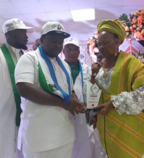 Ajadi-receives-man-of-the-year-award-with-woman