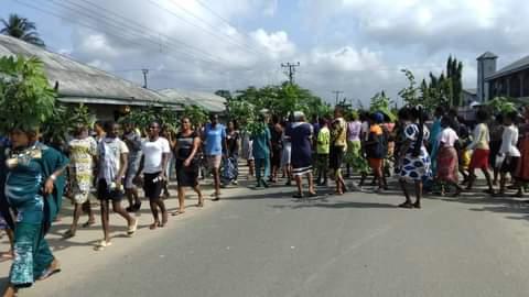 Photos of residents of Bodo community protesting against oil spill and alleged "fake" Joint Investigation report on the cause of spills, demand N40 million each member of the community.
