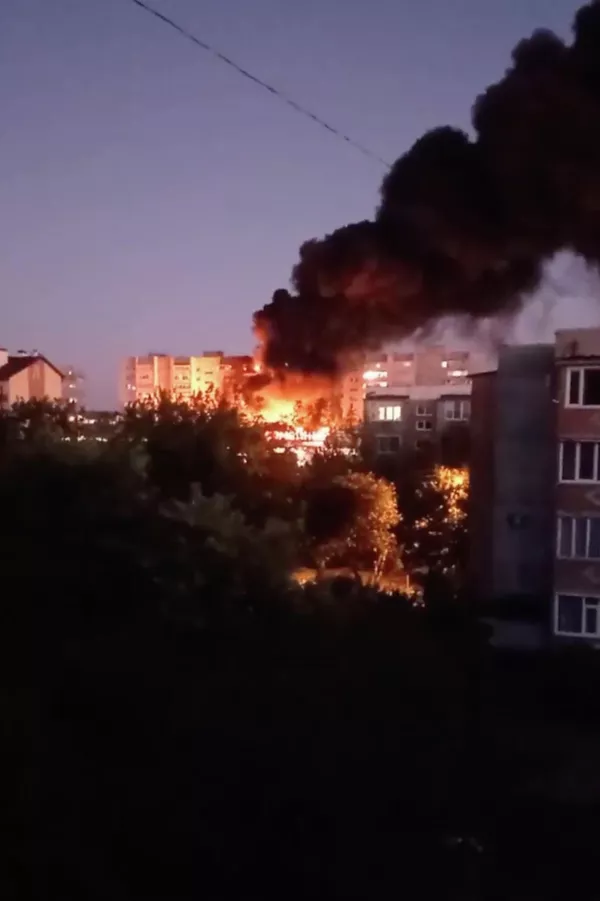 The jet crashes into building