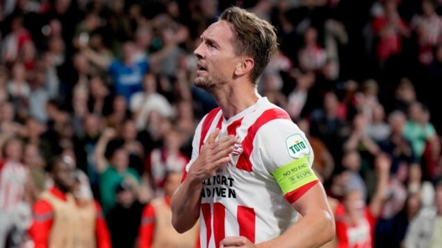 Luuk de Jong celebrates after doubling PSV’s lead over Arsenal