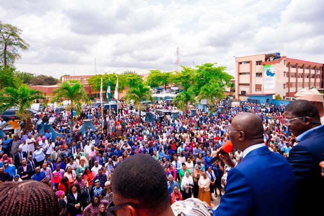 Sanwo-Olu addressing workers