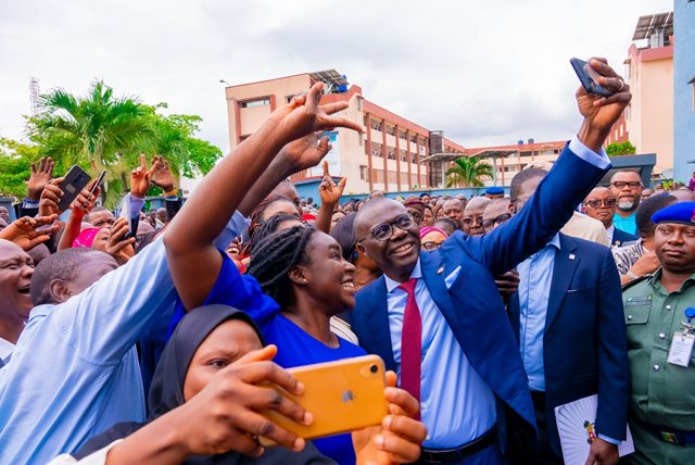 Sanwo-Olu taking selfie with civil servants
