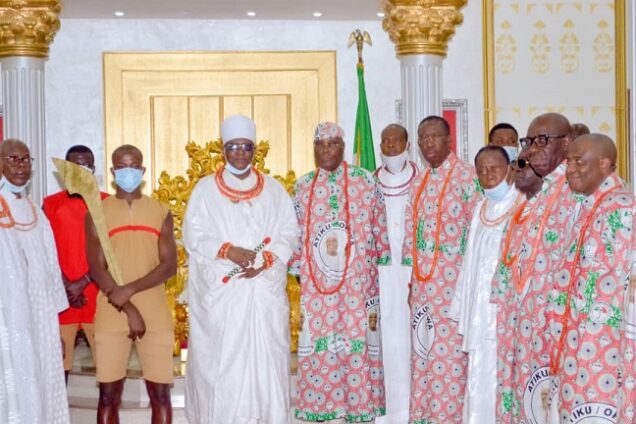 Oba Ewuare II (middle), Atiku Abubakar and other members of PDP campaign team