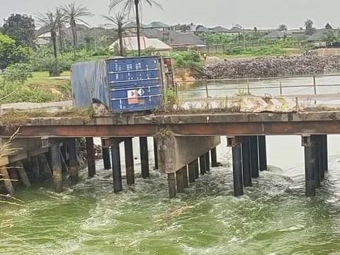 A fully loaded container knocks two vehicles into the Aleto River in Eleme LGA of Rivers State, before falling on top of the bridge.