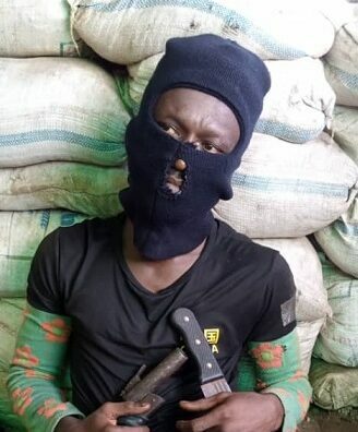 Members of a vigilante group at Diobu axis of Port Harcourt, Rivers State nab 32- year- old robbery suspect, Godspower with deadly weapons 