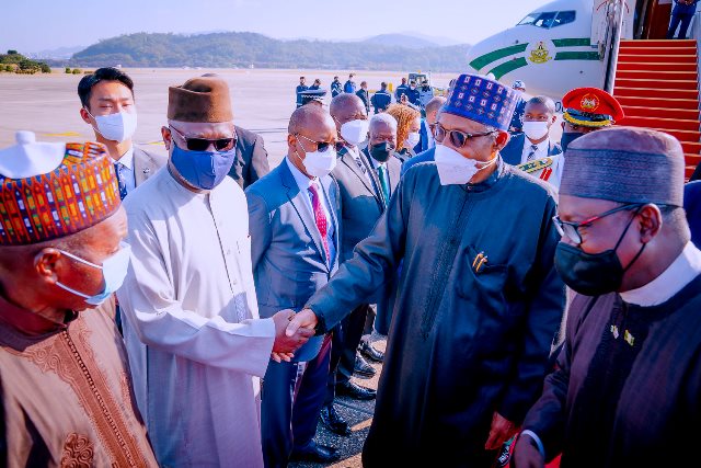 The president with Nigerian delegates in South Korea