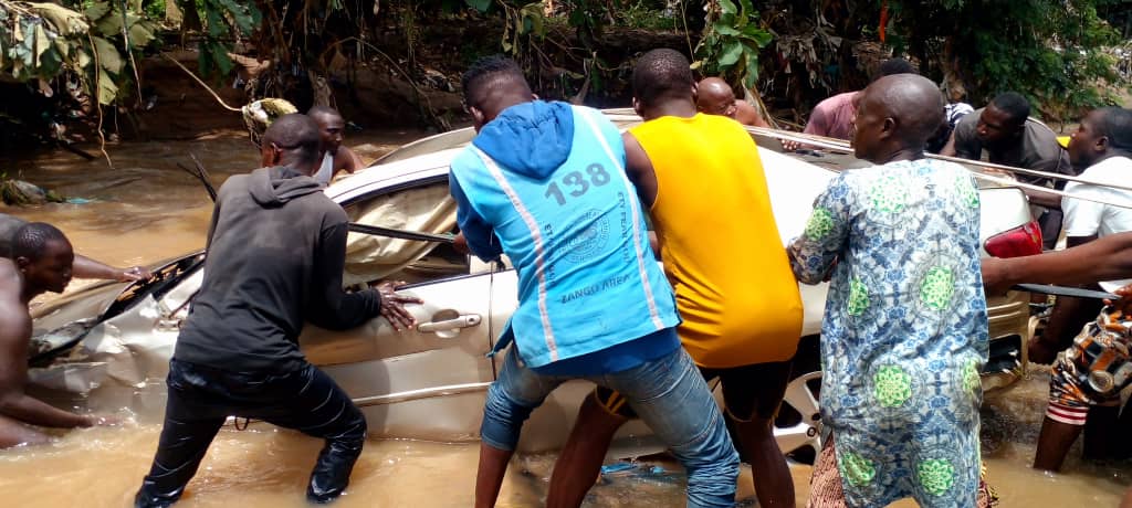 Kwara Fire Service recovers corpses of two persons in a vehicle that plunged into a river at Akerebiata area of Ilorin, the state capital.