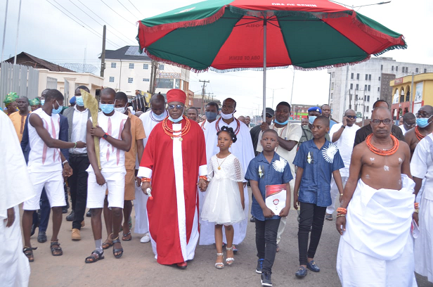 Benin Monarch, Omo N'Oba N'Edo, Uku Akpolokpolo, Oba Ewuare II, stages a two-kilometer road walk to mark his 6th coronation anniversary.