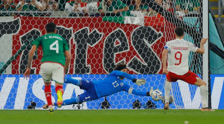 Lewandowski misses penalty