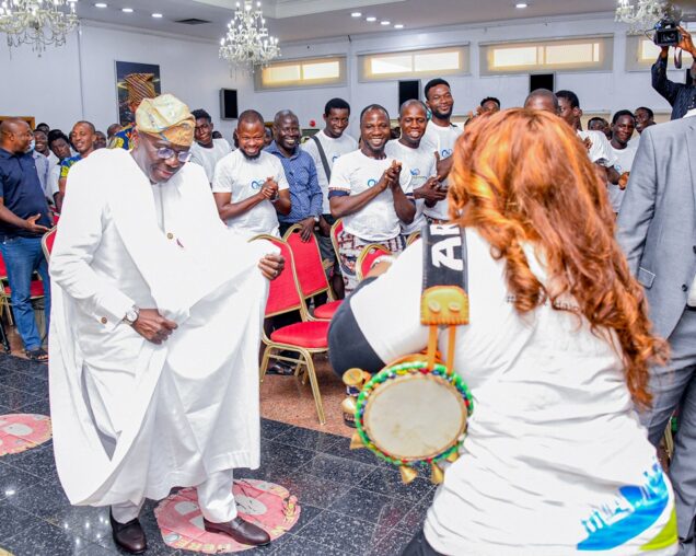 Gov. Babajide Sanwo-Olu of Lagos State (left) dancing to talking drum by Aralola Olamuyiwa a.k.a Ara, during the governor’s meeting with the “Eko Inspire Me” project by Ara, supported by the Lagos government, at the Lagos House, Alausa, Ikeja, on Tuesday, Nov. 22, 202