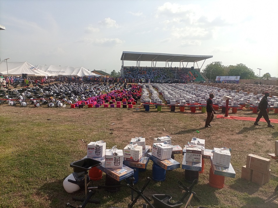 The candidate of All Progressive Congress, APC for Ogun West Senatorial District, Senator Solomon Adeola Olamilekan, popularly known as Yayi has doled out empwerment materials over over 3500 women and youth in the area.