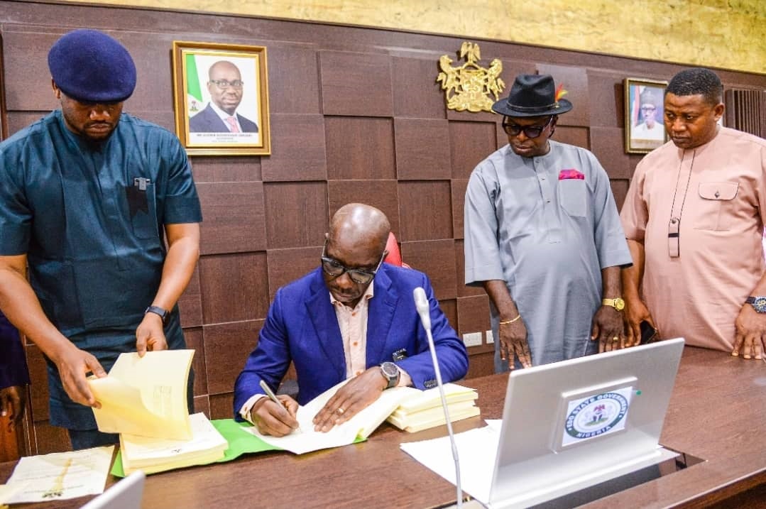 L-R: Speaker, Edo State House of Assembly, Marcus Onobun; Governor Godwin Obaseki and other House members.