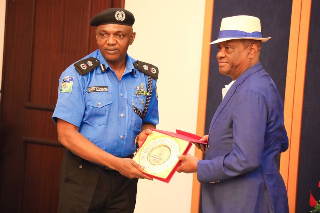 Rivers State governor, Nyesom Ezenwo Wike (right) receiving a souvenir from Commissioner of Police, Rivers State Police Command, Mr. Okon Effiong (left), during the latter's courtesy visit to the Government House, Port Harcourt on Thursday.