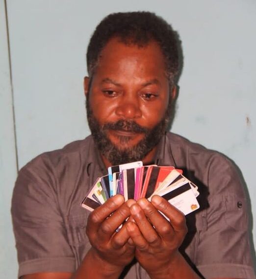 Police arrest Micheal Joseph who specializes in defrauding people trying to withdraw money from ATM machines with 31 ATM cards in Bauchi