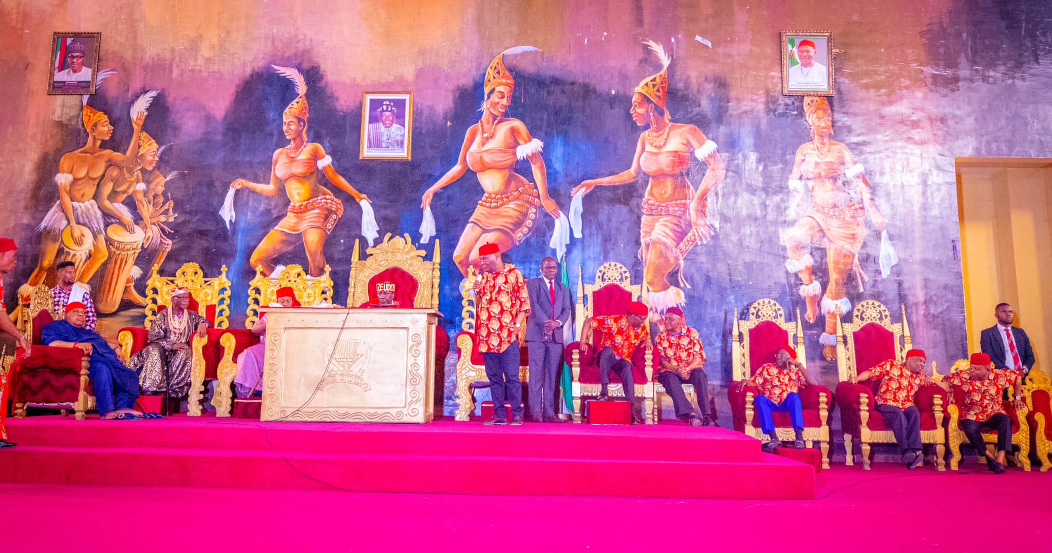 Atiku and his team at the palace of HRH Dr. E. C. Okeke, CFR