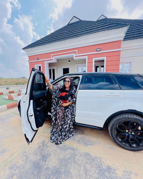 The actress with her new SUV