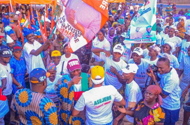 Photo: Peoples Democratic Party (PDP), African Democratic Congress (ADC) and Accord members defect to All Progressives Congress (APC) in Oyo State.