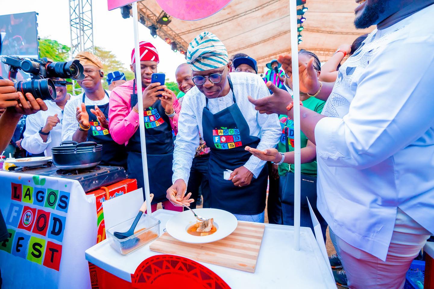 Gov. Babajide Sanwo-Olu joins chefs in the 2022 Lagos food festival to prepare fish pepper soup to the delight of participants at the event.