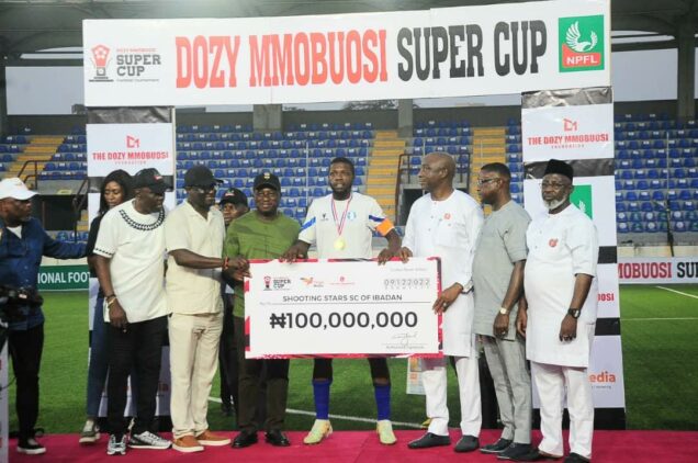 Organisers of Dozy Mmobuosi Super Cup Football Tournament presenting Shooting Stars Sports Club (3SC) with winners’ N100m prize money on Tuesday in Abuja