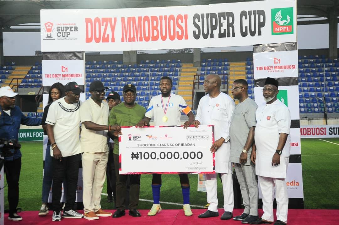 Organisers of Dozy Mmobuosi Super Cup Football Tournament presents Shooting Stars Sports Club (3SC) with winners’ N100m prize money