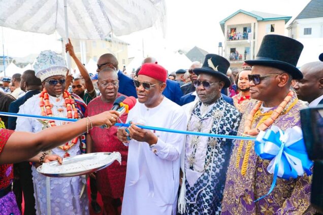 Governor of Rivers State, Nyesom Ezenwo Wike (middle); King Ateke Tom, Amayanabo of Okochiri (2nd right); Chief Adokiye Amiesimaka (1st right); Amayanabo of Kirike town, King Tamuno-Omisike Ogube, Air Commodore rtd,(1st left) and Rivers State Commissioner for Special Projects, Deinma Iyalla (2nd left) at the inauguration of the Okrika Founder’s Park on Saturday in Koniju Ama in Okrika Local Government Area.