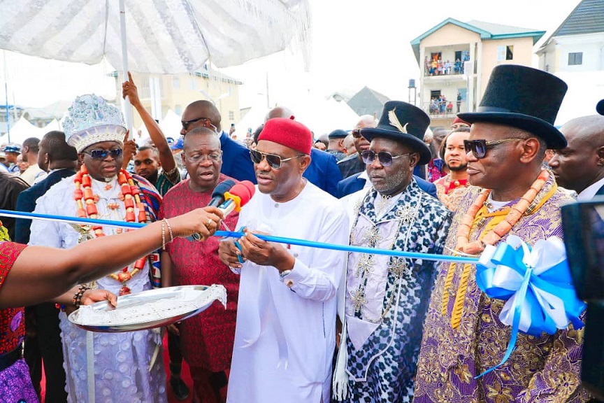 Governor of Rivers State, Nyesom Ezenwo Wike (middle); King Ateke Tom, Amayanabo of Okochiri (2nd right); Chief Adokiye Amiesimaka (1st right); Amayanabo of Kirike town, King Tamuno-Omisike Ogube, Air Commodore rtd,(1st left) and Rivers State Commissioner for Special Projects, Deinma Iyalla (2nd left) at the inauguration of the Okrika Founder's Park on Saturday in Koniju Ama in Okrika Local Government Area.