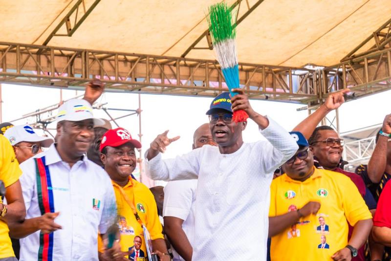 Sanwo-Olu dancing