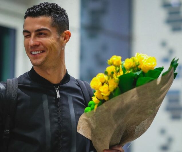 Ronaldo handed a bouquet of flower on arriving Riyadh, Saudi Arabia to sign the contract with Al Nassr