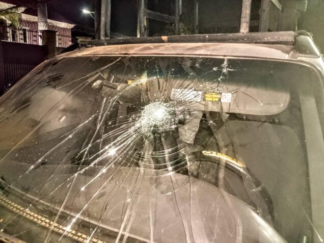 Vehicle attacked by thugs