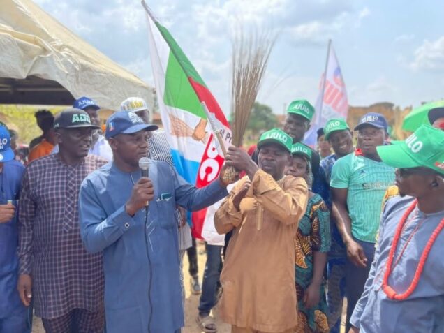 Ekiti local government area of Kwara APC Chairman, Hon. Wale Awelewa presenting the party’s flag to some of the defectors in Epe-Opin