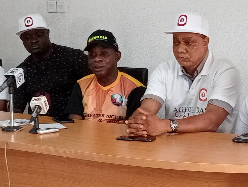 Ayantayo (middle) briefing newsmen on Thursday